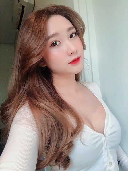 Lê Thị Thanh (biệt danh Thanh Mèo, sinh năm 1996) là hot girl khá nổi ở Sài Gòn. Cô nàng từng gây chú ý khi trở thành  bạn gái tin đồn thủ môn Bùi Tiến Dũng.