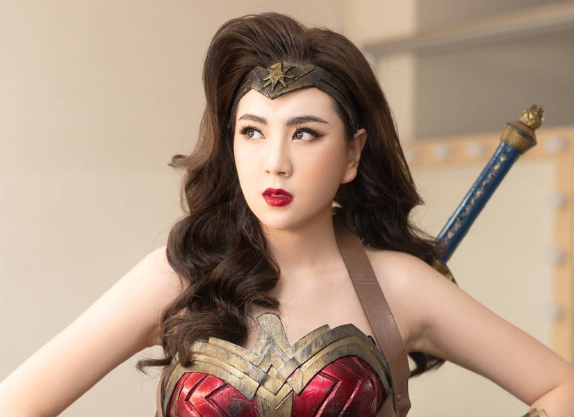 MC  Mai Ngọc gây bất ngờ khi xuất hiện trong trang phục của nữ chiến binh Wonder Women, khác với hình ảnh hiện đại trên sóng truyền hình cũng như trên trang cá nhân.