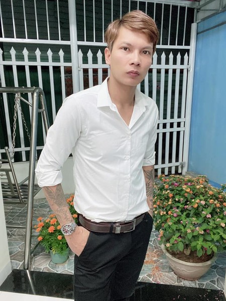  Lộc Fuho tên thật là Phạm Văn Lộc, hiện anh đang là một Youtuber chuyên đăng tải các nội dung hài hước nhằm thu hút khán giả. Anh chàng vốn có công việc là một phụ hộ và nổi lên như một hiện tượng "Thánh comment dạo" trên Facebook.