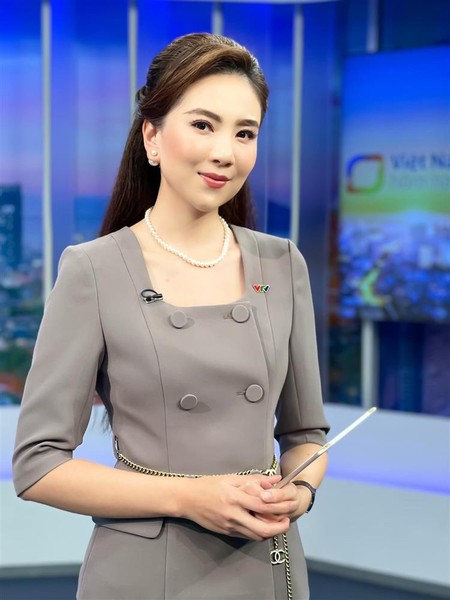 Mai Ngọc được mệnh danh là " MC đẹp nhất VTV" bởi sở hữu vẻ ngoài xinh đẹp, lối dẫn thanh lịch nhẹ nhàng.