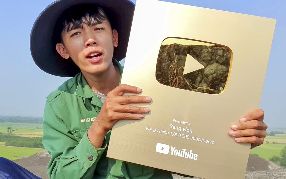 Trong vũ trụ vlogger, có lẽ rất nhiều người đã quá quen với cái tên Sang Vlog với biệt danh "YouTuber nghèo nhất Việt Nam".