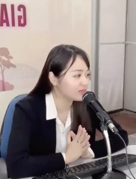 Mới đây, đoạn video ghi lại cảnh một nữ  phát thanh viên đang thu âm cho chương trình radio đã thu hút sự chú ý của cư dân mạng.