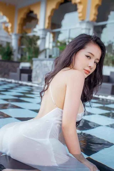 Vốn được biết đến là hot girl cứ đăng ảnh là phải show khoảnh khắc hở kịch liệt nên thời gian qua phong cách thời trang của  Ngân 98 liên tục là đề tài gây tranh cãi.