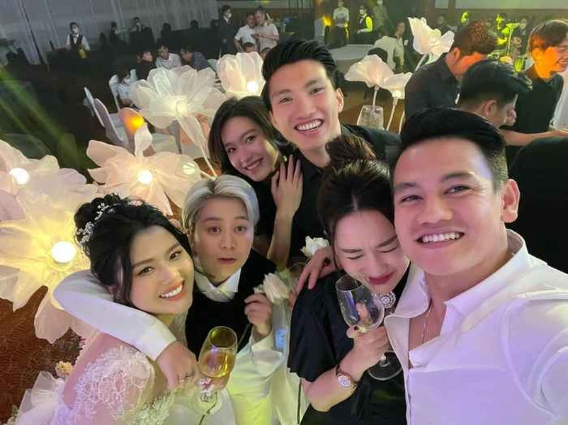 vợ sắp cưới của hậu vệ Hồ Tấn Tài - chia sẻ một loạt ảnh selfie vui vẻ cùng các cầu thủ đội tuyển Việt Nam và dàn WAGs trong đám cưới của Thành Chung và Tố Uyên tối 13/4.