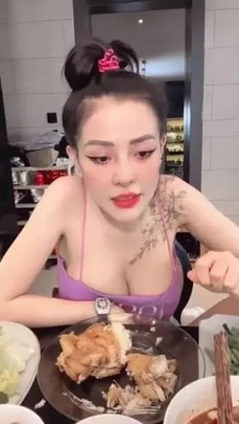 Mỗi lần nói đến Ngân 98 là công chúng lại nhớ ngay đến hình ảnh hot girl ngực khủng với những lần hở táo bạo cùng những phát ngôn gây sốc.