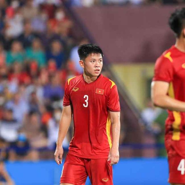 Vũ Tiến Long - một cầu thủ trong đội hình U23 Việt Nam tham dự SEA Games 31. Anh chàng này là em út trong dàn học trò HLV Park Hang Seo nhưng lại vượt mặt đàn anh về khoản vợ con.