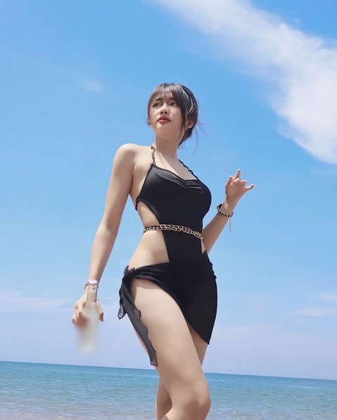 Nổi tiếng vượt mặt các sao Việt trên nền tảng  TikTok, hot girl Khánh Huyền xuất hiện trên tờ báo nổi tiếng nhất Hong Kong.