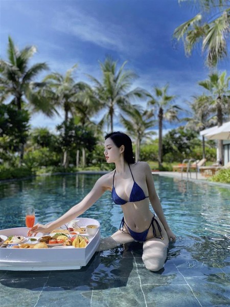  Tâm Tít mới đây có chuyến nghỉ dưỡng tại một resort đẳng cấp ở Cam Ranh, Khánh Hòa. Trên trang cá nhân, bà mẹ 2 con liên tục cập nhật hình ảnh về chuyến đi. Cô gây sốt khi xả loạt ảnh bikini nóng bỏng mắt khoe body vạn người mê.