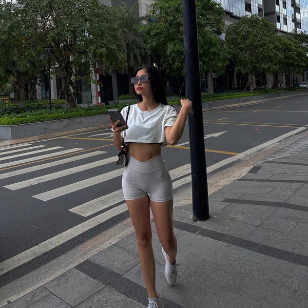 Heri Trương (quê Vũng Tàu) được biết tới là một tín đồ tập gym, một hot girl mạng xã hội khi có lượng người theo dõi lớn.