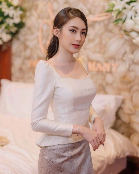 Phoiphailin Sivilay (sinh năm 1997, nick name Chichi Svl) được mệnh danh là "đệ nhất hot girl Lào". Cô nàng nổi đình đám mạng xã hội Việt từ năm 2016 nhờ nhan sắc xinh đẹp rạng rỡ.