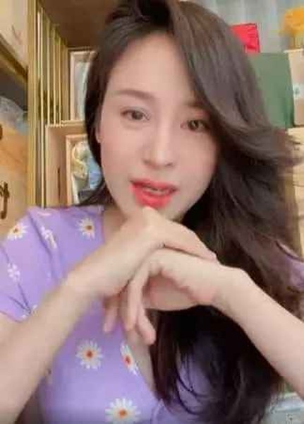 Mới đây trên trang cá nhân,  Bà Tưng đã livestream trò chuyện với mọi người. Lần lên sóng này, hot girl liên tục bật khóc và xin lỗi những ai đã và đang theo dõi mình.