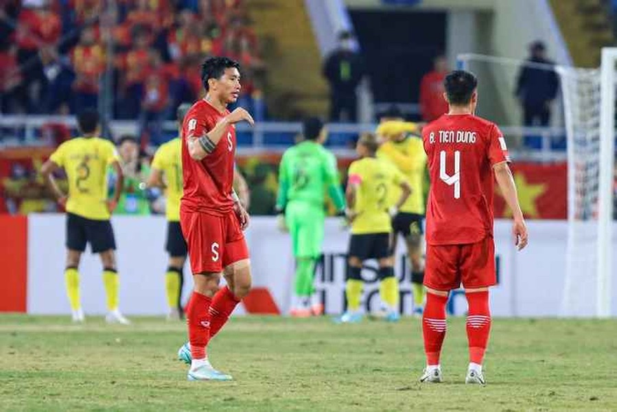 Sau chiến thắng trước Malaysia với tỷ số 3-0 và trực tiếp mang tới quả 11m cho đội tuyển Việt Nam, hậu vệ  Đoàn Văn Hậu viết trên mạng xã hội: “Làm việc chăm chỉ và chiến đấu hết mình vì đội bóng”.