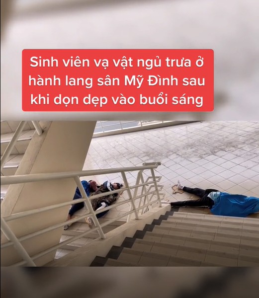 Để cải thiện tình trạng vệ sinh, mới đây hơn 100 sinh viên đã được huy động để làm tình nguyện, dọn sạch  SVĐ Mỹ Đình.