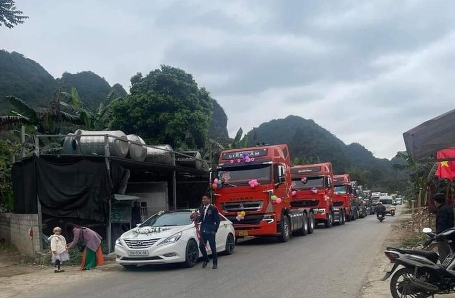 Đây là  đám cưới của đôi trẻ đến từ Cao Bằng, chú rể Nguyễn Văn Nghiệp (sinh năm 1995) và cô dâu Hoàng Chanh (sinh năm 1996).