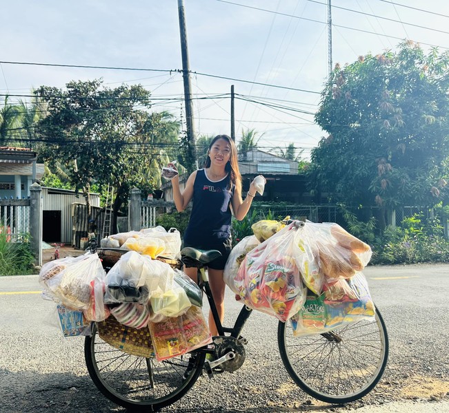 Huỳnh Như là người mở màn tỷ số cho trận đấu chung kết SEA Games 32 với đội tuyển Myanmar. Ngay sau khi trở về quê nhà Trà Vinh, cầu thủ  đội tuyển bóng đá nữ Việt Nam thoải mái khoe ảnh bình dị.