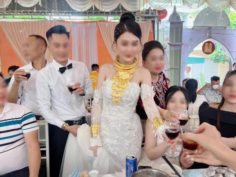 Ngày cưới, cô dâu chú rể thường được gia đình hai bên tặng vàng để mong hai con có cuộc sống đủ đầy. Vì vậy, cô dâu chú rể đeo vài chỉ hoặc vài cây vàng trên người trong đám cưới là chuyện rất bình thường.