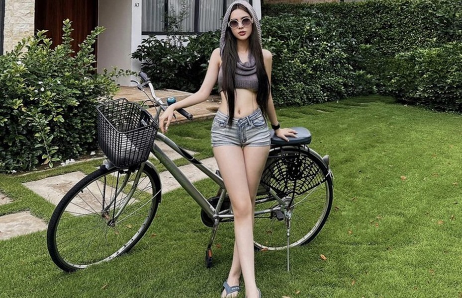 Mới đây, Đinh Triệu Đoan Nghi gây chú ý khi đăng tải loạt ảnh check-in bên xe đạp. Trong hình, hot girl sinh năm 2002 diện áo hở dệt kim sát nách hở chân ngực, phối cùng quần jeans short.