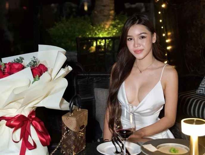 Bùi Thị Yến Xuân gây chú ý khi là hot girl, gymer nổi tiếng ở Việt Nam. Người đẹp sinh năm 1991 được nhiều người yêu bóng đá biết đến khi hẹn hò với thủ môn Đặng Văn Lâm.