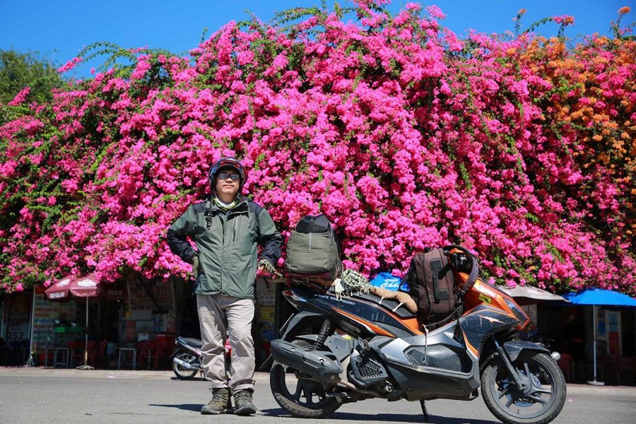 Ngôi nhà hoa giấy gần cảng Phan Thiết (tỉnh Bình Thuận) đã trở thành điểm đến quen thuộc của nhiều bạn trẻ thời gian qua.