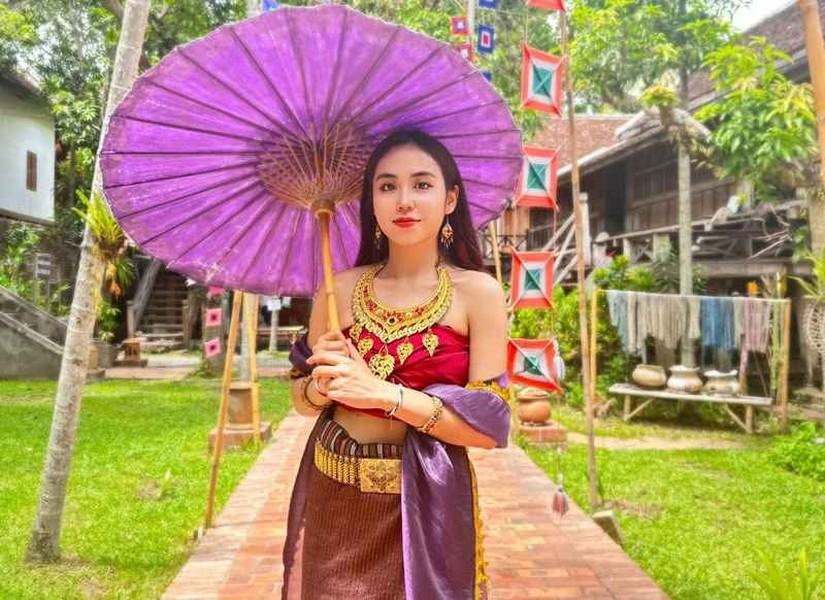 Hot girl này chính là Maysa (tên thật Maysa Bouavone Phanthaboouasy sinh năm 2001 tại Lào). Cô hiện là sinh viên năm cuối khoa Kinh tế, Đại học Công nghiệp Quảng Ninh.