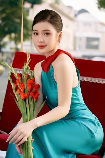 Thái Thảo Nguyên (sinh năm 1998) được biết đến với nhiều danh xưng như: Hot girl Đà Nẵng, Hot girl RMIT... Mới đây, cô nàng khiến dân tình xuýt xoa khi đăng tải bộ ảnh du xuân Hà thành.