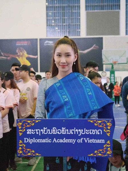 Alisa Sivilay (tên tiếng Việt Nguyễn Khánh Huyền, SN 1996, Lào) là cựu sinh viên khoa Kinh tế Quốc tế, Học viện Ngoại giao, Hà Nội. Bố mẹ của cô đều là người Việt Nam và đã có thời gian dài sinh sống ở Lào.