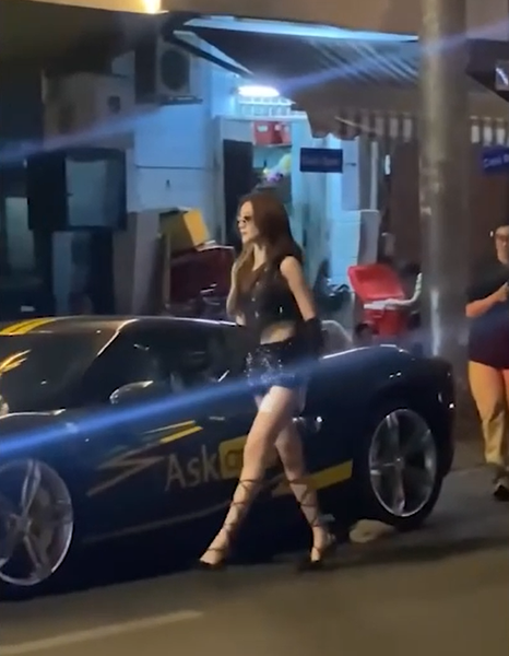 Mới đây trên mạng xã hội TikTok viral clip một người đẹp bước xuống từ siêu xe Ferrari tiền tỷ, đi vào một cửa hàng hút mọi ánh nhìn của người đi đường, lẫn những chàng trai ngồi uống trà đá bên vỉa hè.