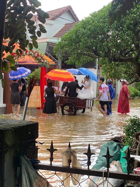 Đám cưới là chuyện hệ trọng cả đời mỗi người nên ai cũng mong sự kiện này sẽ diễn ra suôn sẻ bởi "đầu có xuôi thì đuôi mới lọt". Nhưng cũng có những đám cưới không may tổ chức trong điều kiện thời tiết vô cùng xấu.