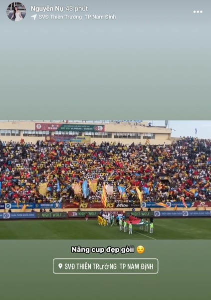 Sau chiến thắng 5-1 trước Khánh Hòa, CLB Thép Xanh Nam Định đã trở thành tân vương V-League 2023-2024. Ngay trước giờ bóng lăn Nguyễn Nụ - em gái tiền đạo Nguyễn Văn Toàn đã khoe mình có mặt trên sân để cổ vũ anh trai.