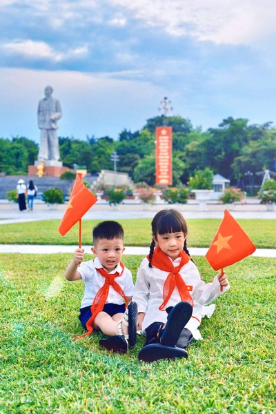 Với tình yêu nước nồng nàn, khi trở thành bố của hai đứa con, cầu thủ Phan Văn Đức cùng vợ từng là giáo viên mầm non đã truyền cảm hứng yêu nước cho con ngay từ nhỏ.