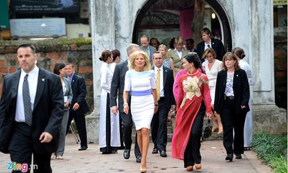 Sáng 20/7, bà Jill Biden (áo trắng), phu nhân của Phó tổng thống Mỹ Joe Biden ( đệ nhị phu nhân Mỹ), tới thăm Văn Miếu - Quốc Tử Giám. Hà Nội là điểm dừng chân thứ 2 trong chuyến công du châu Á của tiến sĩ Jill Biden gồm Hàn Quốc, Việt Nam và Lào nhằm kêu gọi các đối tác chính.