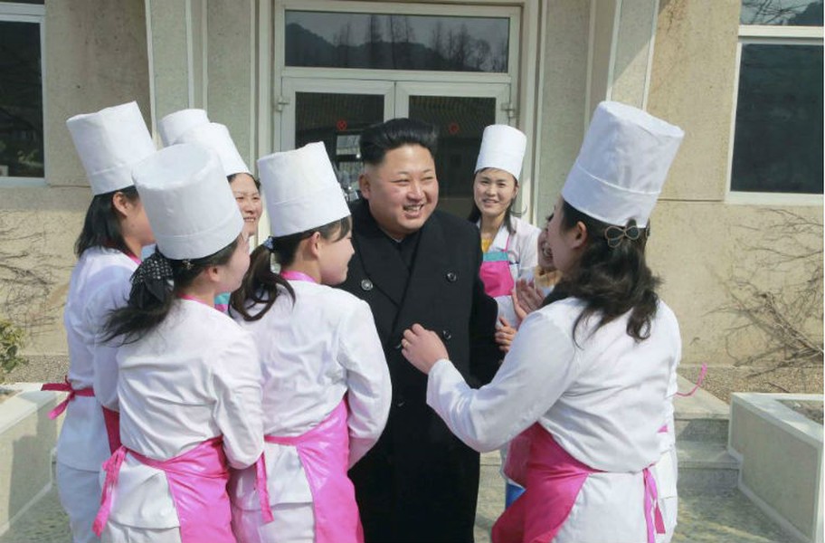 Ông Kim Jong-un mỉm cười khi nhận được sự chào đón nồng nhiệt trong chuyến giám sát Đơn vị 1016 thuộc Lực lượng Phòng không – Không quân ở Bình Nhưỡng ngày 9/3/2015.