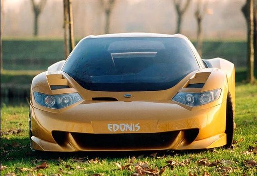 Dựa trên khung gầm  siêu xe Bugatti EB110 huyền thoại sử dụng động cơ V12 3.8 lít 720 mã lực, một hãng thiết kế của Mỹ tên gọi Casil Motors đã hợp tác với công ty B Engineering của Modena để sản xuất siêu xe Edonis với bản giới hạn chỉ 15 chiếc có giá từ 850.000 USD.