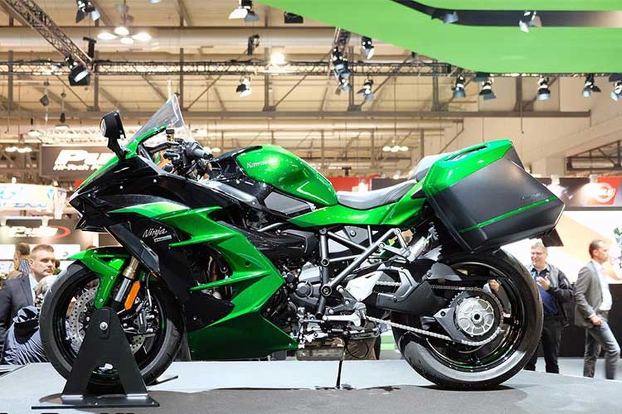 Từng được trình làng tại triển lãm EICMA ở Milan, Italy. Tuy cho đến nay, mẫu  siêu môtô Kawasaki H2 SX phiên bản đường trường 2018 mới được chính thức bán ra tại thị trường Australia. Các thị trường khác tại Đông Nam Á trong đó có Việt Nam cũng sắp được công bố.