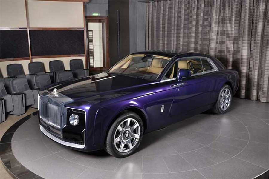 Mẫu siêu  xe sang Rolls-Royce Sweptail vừa xuất hiện tại một đại lý bán xe ở Abu Dhabi. Mẫu xe siêu sang bespoke từng ra mắt tại sự kiện Concorso d'Eleganza (Italy) năm ngoái, và được mệnh danh "đắt nhất mọi thời" với mức giá bán ra lên tới 12,8 triệu USD (khoảng gần 300 tỷ đồng).