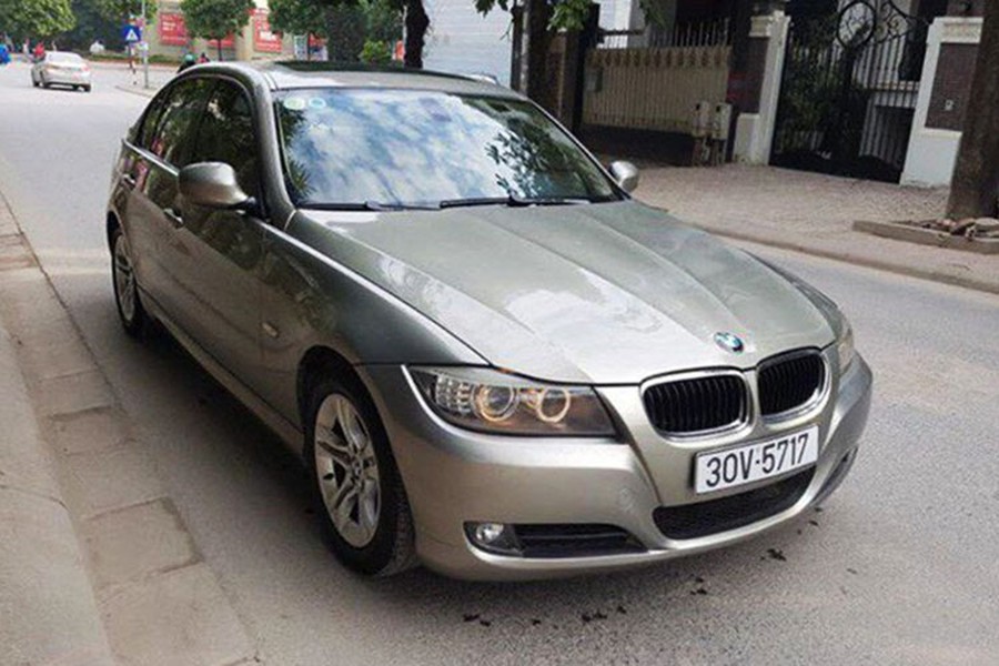 Chiếc  xe sang BMW 320i cũ đời 2009 hiện đang được chủ nhân rao bán tại Hà Nội thuộc phiên bản nâng cấp với một số thay đổi nhỏ so với thế hệ trước đó. Thời điểm 2009, xe được Euro Auto phân phối chính hãng với giá khoảng 60.000 USD (khoảng hơn 1,3 tỷ đồng).