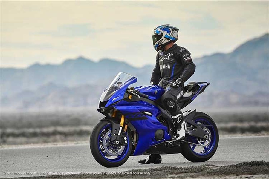 Mẫu  xe môtô Yamaha R6 2018 huyền thoại sport-bike 600cc phiên bản màu mới nhất hiện được thông báo là sắp về Việt Nam. Trên một số chuyên trang mua bán xe máy và môtô phân khối lớn nhập khẩu tư nhân, giá Yamaha R6 mới hiện được chào giá tới trên 500 triệu đồng.