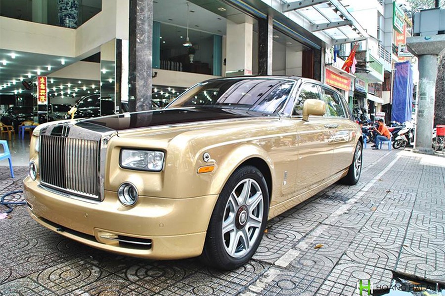 Mới đây, chiếc siêu  xe sang Rolls-Royce Phantom màu độc nhất Việt Nam từng định cư tại Đà Nẵng, đã bất ngờ xuất hiện tại một công ty mua bán xe hơi nhập khẩu đình đám tại quận 5, TP HCM đón Tết Mậu Tuất 2018.