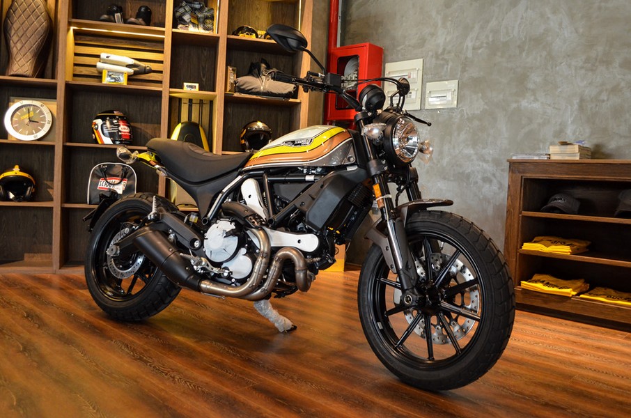 Mẫu xe môtô  Ducati Scrambler Mach 2.0 vừa được nhập khẩu chính hãng về Việt Nam chỉ sau hơn nửa năm ra mắt toàn thế giới. Xe lấy cảm hứng từ mẫu Ducati Mach 1 250 ra đời vào thập niên 60 thế kỷ trước, sử dụng khối động cơ từ Scrambler 250.