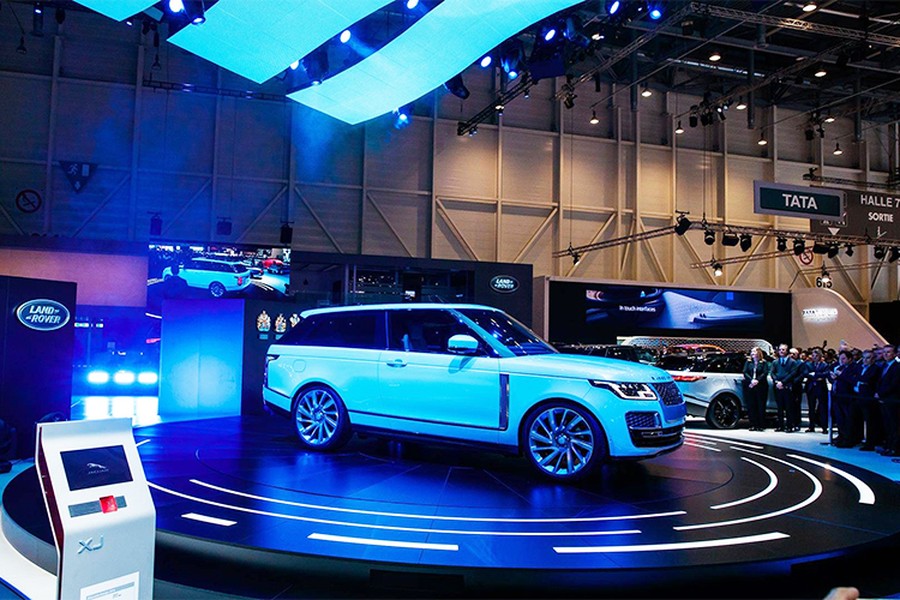 Hãng Land Rover vừa mang đến triển lãm Geneva Motor Show 2018 chiếc  xe Range Rover SV Coupe hoàn toàn mới, để chuẩn bị cho ngày khai mạc. Được biết, Range Rover SV Coupe ra đời nhằm tôn vinh những mẫu SUV 2 cửa của hãng vào những năm 1970 thế kỷ trước.