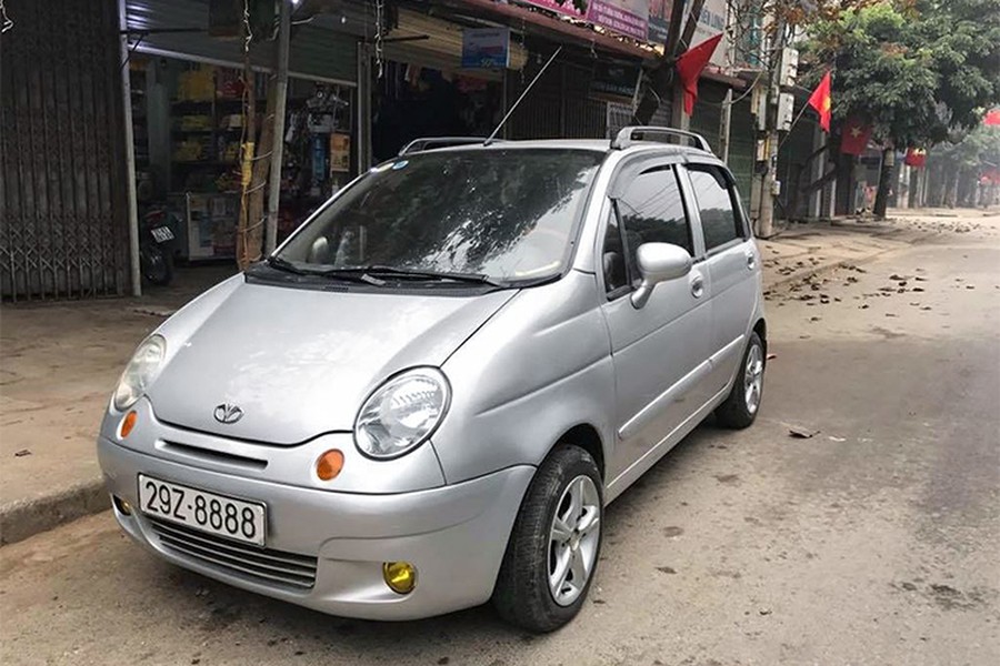  Xe ôtô Daewoo Matiz được xem là dòng xe đi tiên phong trong phân khúc cỡ nhỏ hạng A tại thị trường Việt Nam, từng được rất nhiều khách hàng ưa chuộng ngay khi ra mắt lần đầu vào năm 1999. Cho đến nay kiểu dáng của chiếc Maitz này vẫn chưa lỗi mốt và được nhiều người tìm mua để làm phương tiện đi lại hàng ngày.