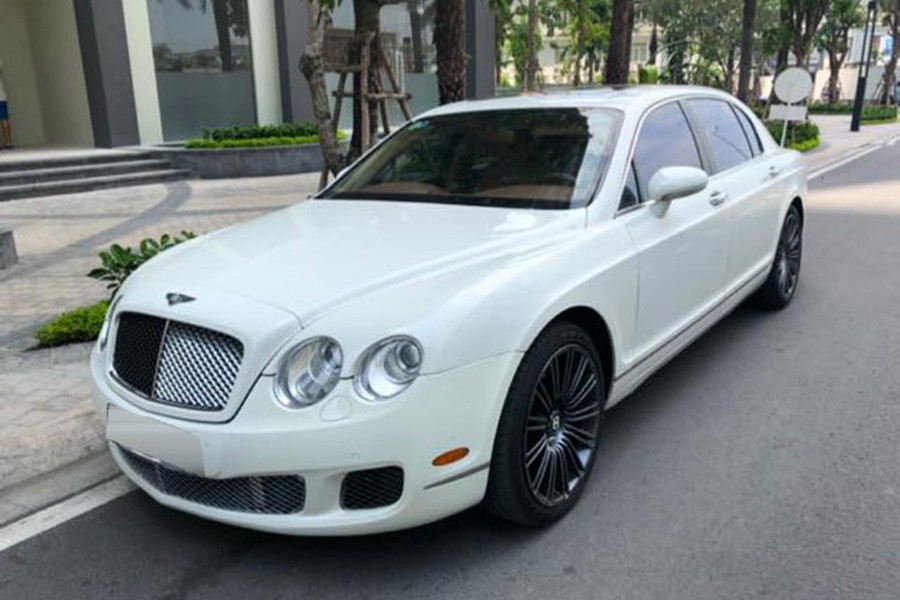 Mẫu  siêu xe sang Bentley Continental Flying Spur Speed thuộc phân khúc ôtô sang trọng, đắt tiền sản xuất tại Anh quốc. Mẫu xe này cách đây vài năm thường được giới chơi xe tại Việt Nam, đặc biệt là các đại gia trẻ tuổi và thành đạt yêu thích chủ yếu được nhập khẩu về thông qua các showroom tư nhân theo dạng "hàng lướt", không chính hãng.