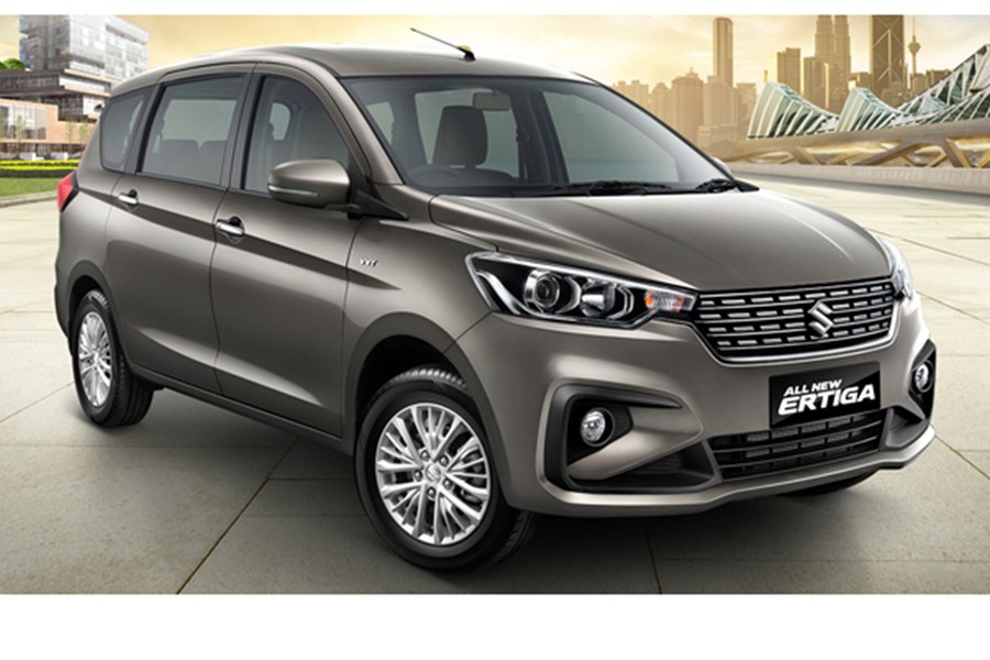 Về ngoại thất, mẫu  xe Suzuki Ertiga 2018 được thiết kế góc cạnh và sắc sảo hơn với lưới tản nhiệt lục giác tạo hình tổ ong, cụm đèn pha dạng LED vuốt ngược sang hai bên, đèn sương mù nằm gọn trong hốc gió. Đây cũng chính là những chi tiết nhận diện thương hiệu mới của Suzuki. Bên cạnh đó, Ertiga 2018 còn được trang bị mâm xe hợp kim thể thao bắt mắt.