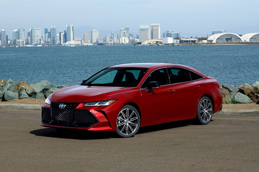 Xuất hiện lần đầu tại triển lãm Detroit hồi tháng 1 vừa qua, mẫu xe  sedan Toyota Avalon 2019 sở hữu thiết kế hoàn toàn mới đi kèm với hàng loạt tính năng hiện đại. Chính vì vậy, nhiều người tiêu dùng còn "ví von" gọi Avalon 2019 là một chiếc Lexus gắn logo Toyota.