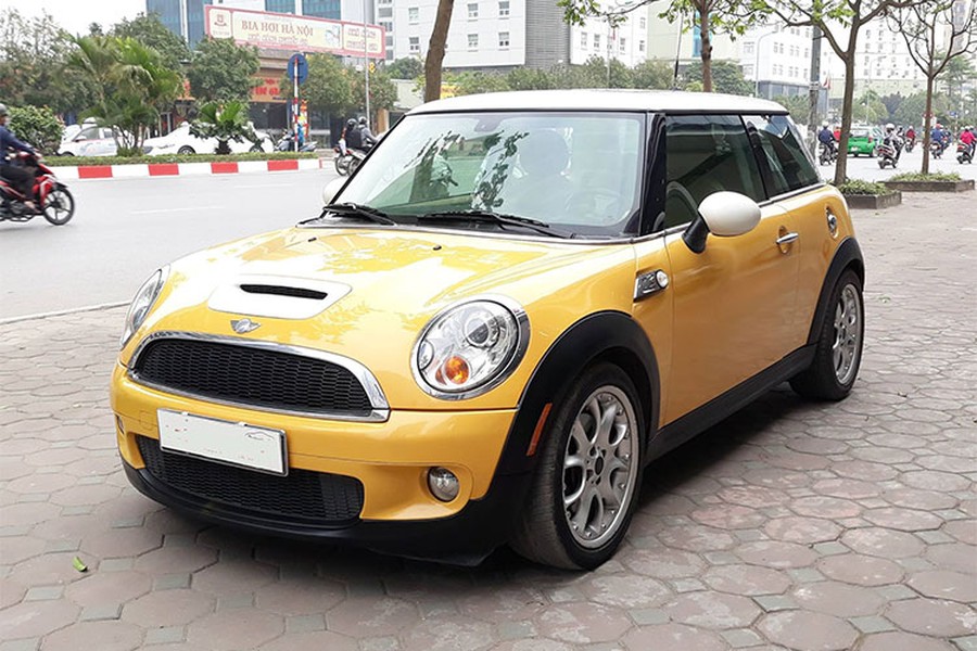 Chiếc  xe sang MINI Cooper cũ trong bài hiện đang được một salon xe cũ tại Hà Nội bán. Xe được quảng cáo không đâm đụng, không ngập nước, máy móc còn nguyên bản và đầy đủ thủ tục pháp lý. Hình thức xe vẫn còn khá mới ở phía ngoài, còn trong nội thất đã dấu hiệu đi xuống bởi thời gian.