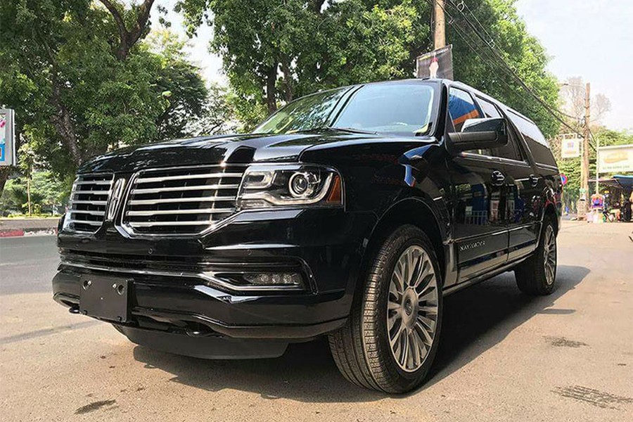 Mẫu  xe sang Lincoln Navigator L này được đưa về Việt Nam từ giữa năm 2016, thời điểm thuế tiêu thụ đặc biệt chuẩn bị tăng mạnh đối với các dòng xe sử dụng động cơ có dung tích xy-lanh lớn. Xe được xếp "chung mâm" với Cadillac Escalade, Lexus LX570, Infiniti QX80, Mercedes GLS,...