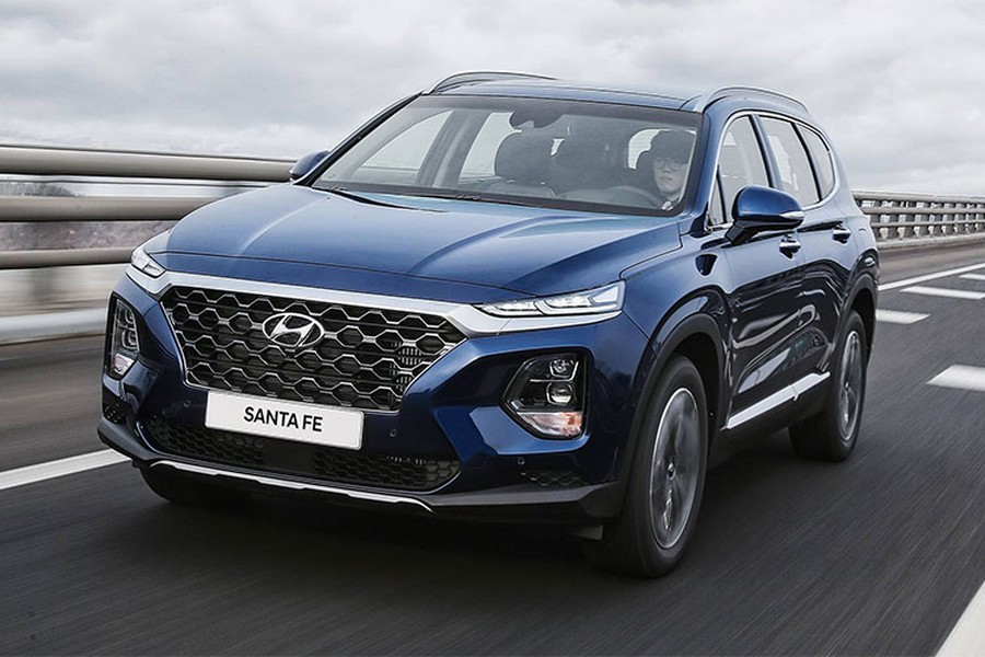  Hyundai Santa Fe 2019 thế hệ mới sẽ có giá từ 25.500 USD (khoảng 573 triệu đồng) tại Mỹ, rẻ hơn so với bản thấp nhất tại thị trường Hàn Quốc (đang bán với giá 26.179 USD). Dù đắt hơn 550 USD (khoảng 12,6 triệu) so với đời trước, nhưng Santa Fe 2019 đã được nâng cấp về thiết kế, cải thiện khả năng tiết kiệm nhiên liệu và hệ thống hỗ trợ người lái.