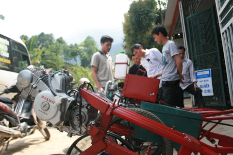 Nông dân Việt tự chế máy cày từ xe máy | Xe | Kienthuc.net.vn