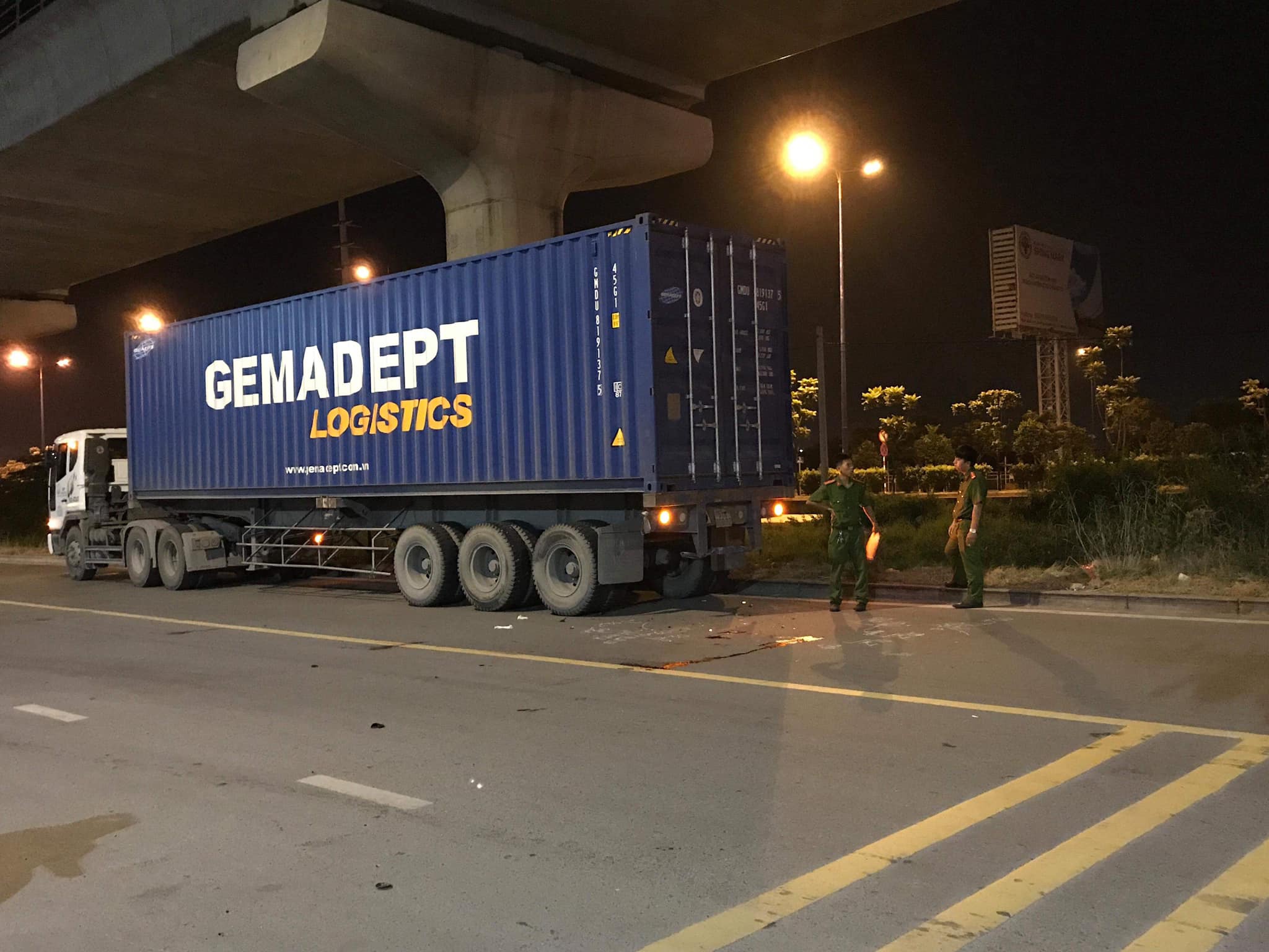 Tong vao duoi xe container, nam thanh nien tu vong