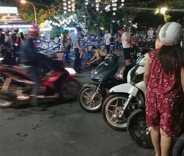 Nam thanh niên bị truy sát, chém lìa bàn tay trên phố